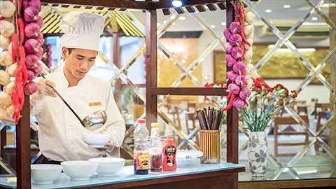 Đầu bếp phục vụ món ăn tại nhà hàng