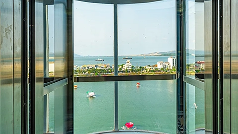 thang máy bằng kính nhìn ra sông
