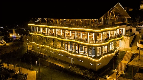 Nhà hàng rực rỡ vào ban đêm