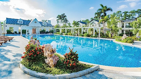 Hồ bơi ngoài trời