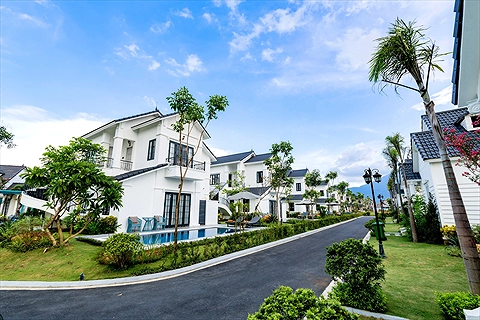 Con đường vào khu Villas rợp bóng cây xanh