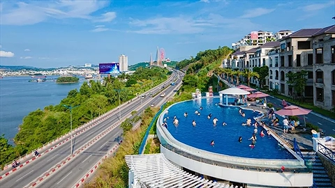 Hồ bơi vô cực ngoài trời