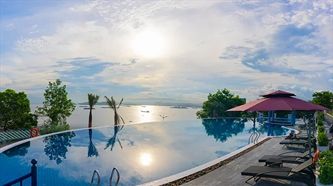 Hồ bơi vô cực hướng nhìn ra Vịnh Hạ Long