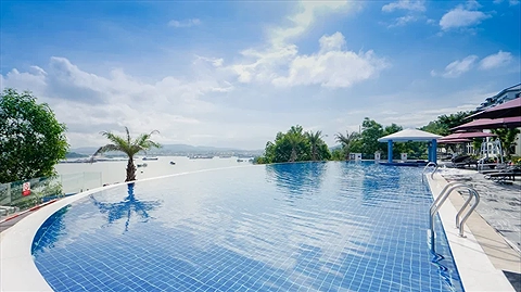 Hồ bơi với làn nước trong xanh