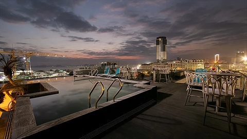 Hồ bơi trên sân thượng