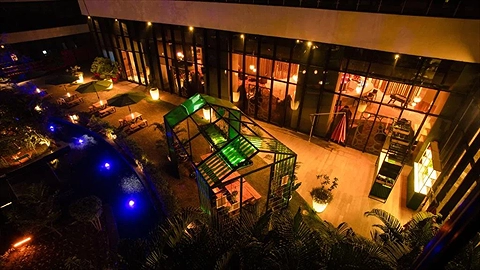 Không gian lung linh dưới ánh đèn