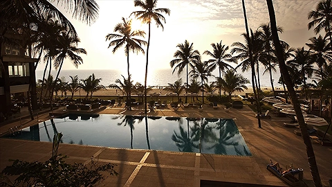 Khách sạn nằm ở cạnh bên bờ biển Juhu