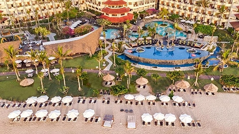 Khu nghỉ dưỡng với 3 hồ bơi ngoài trời vô cùng rộng lớn