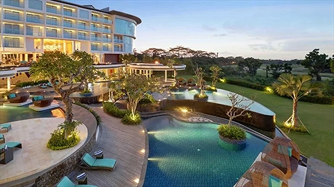 Hồ bơi ngoài trời với phong cách độc đáo