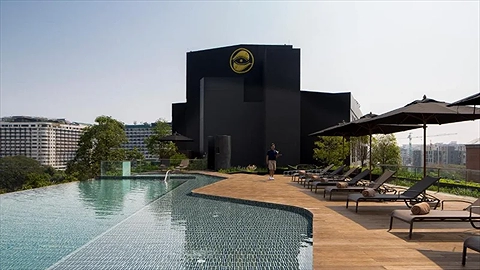 Hồ bơi ngoài trời