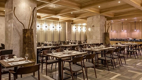 Nhà hàng rộng rãi, sang trọng
