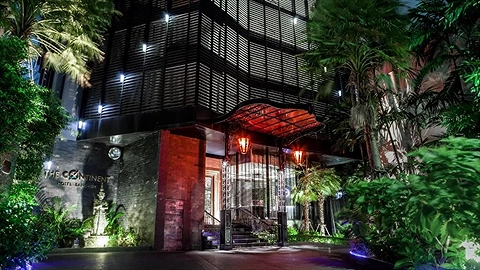 Khách sạn nằm trên trục đường vô cùng đông đúc