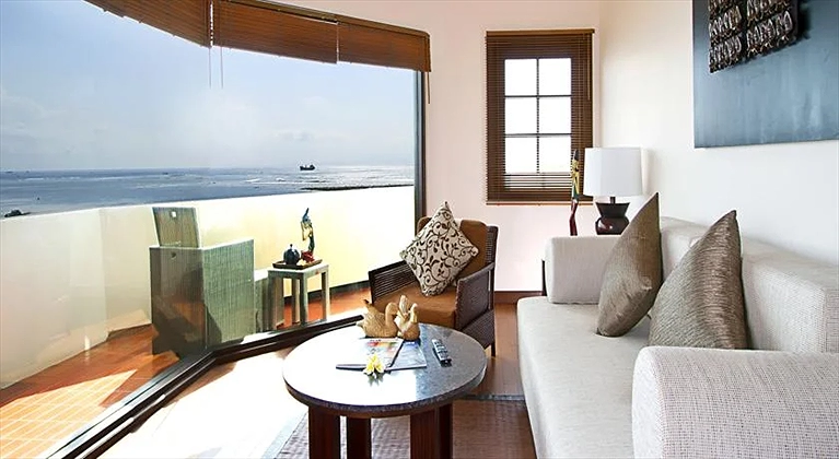 Thư giãn tại sofa êm ái