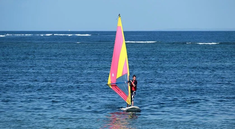 Tham gia các trò chơi vận động dưới nước