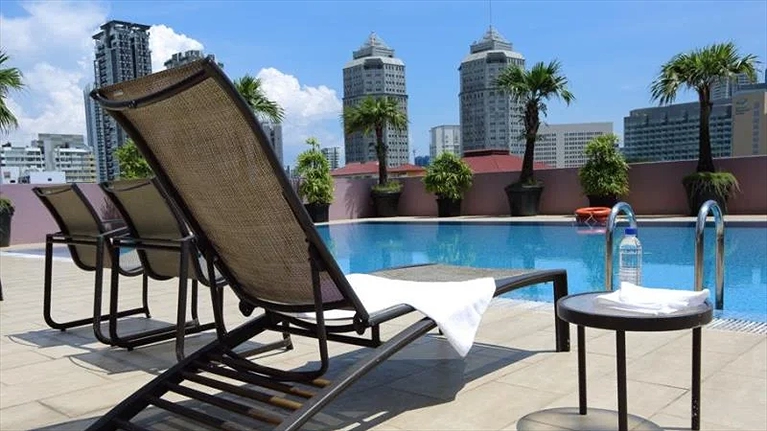 Góc thư giãn cạnh hồ bơi