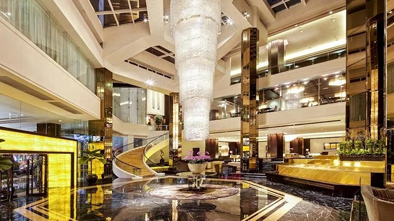 Sảnh chờ khách sạn vô cùng sang trọng
