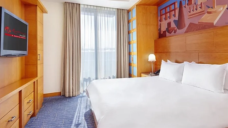 Cửa sổ lớn với tầm nhìn nhiều cây xanh