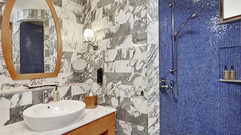 Nhà vệ sinh được trang bị đủ tiện nghi