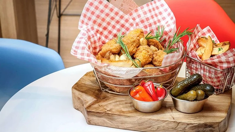 Nhà hàng phục vụ ẩm thực quốc tế