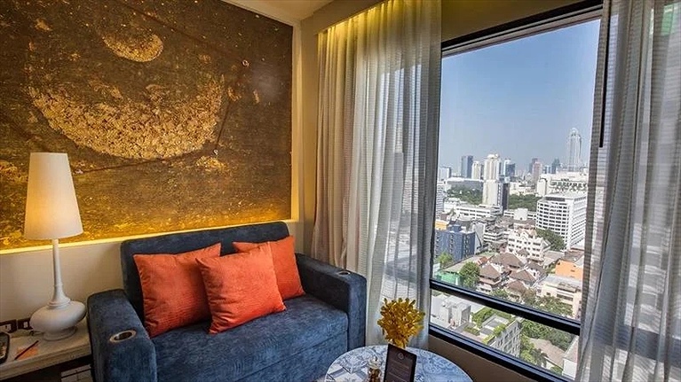 Ngắm cảnh thành phố nhộn nhịp qua cửa sổ lớn