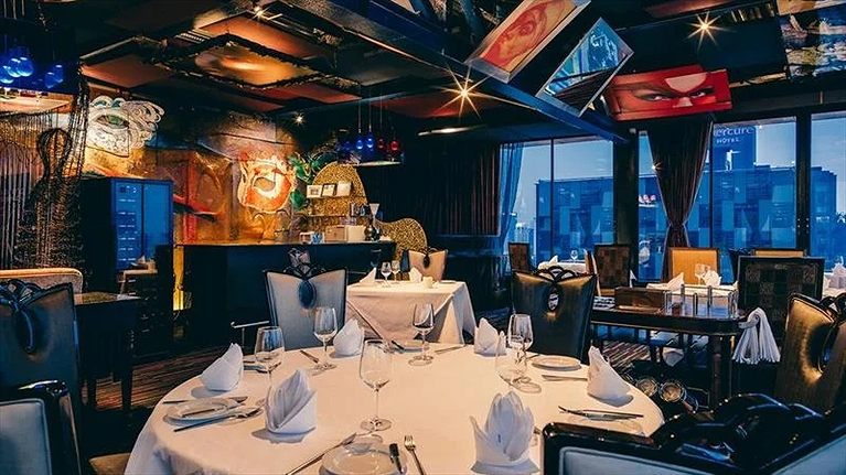 Nhà hàng được bày trí thanh lịch