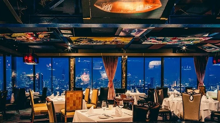 Từ nhà hàng có thể nhìn thấy đường phố Bangkok nhộn nhịp