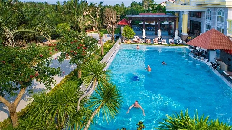 Hồ bơi ngoài trời