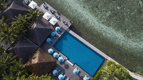 Hồ bơi chung ngay cạnh biển