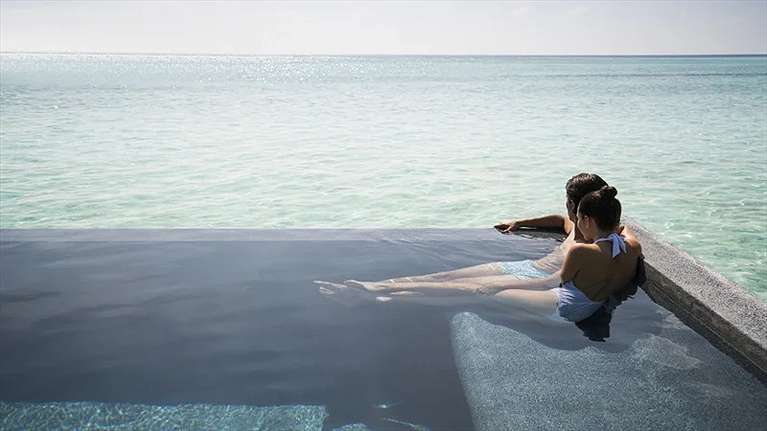 Thả mình trong hồ bơi riêng và ngắm cảnh biển mênh mông