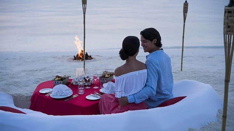 Bữa tối lãng mạn bên bờ biển