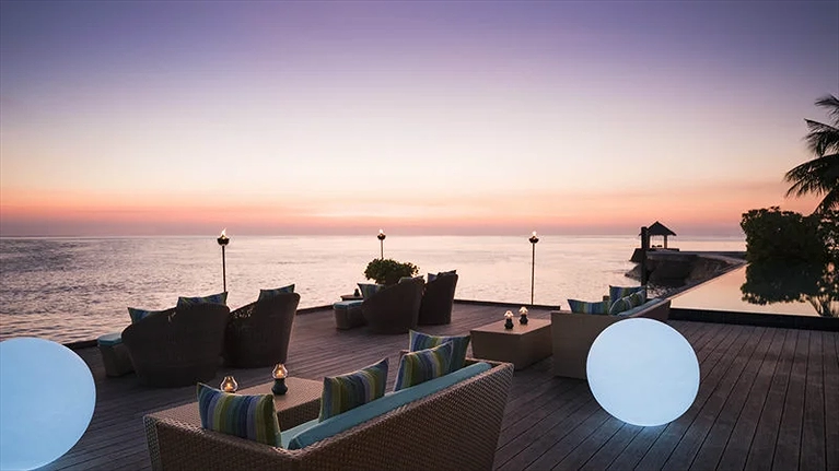 Thưởng thức ly cocktail ngắm hoàng hôn cũng là một gợi ý thú vị