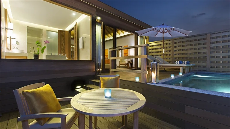 Cảm nhận gió biển mát lạnh ở không gian ngoài trời