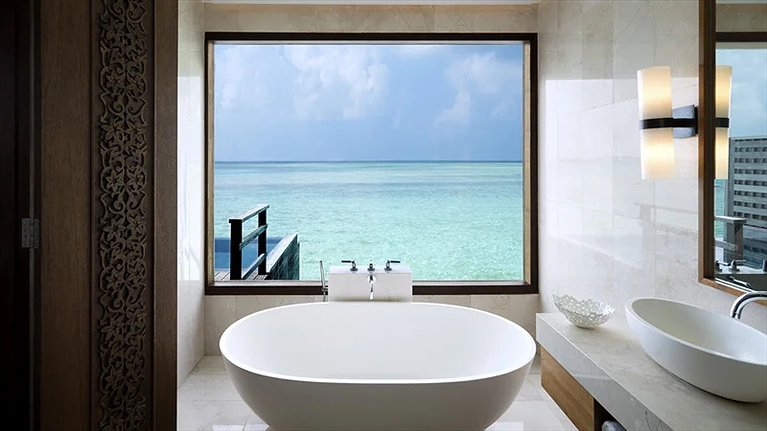 Thả mình thư giãn trong bồn tắm và ngắm biển xanh mát ngay bên cạnh