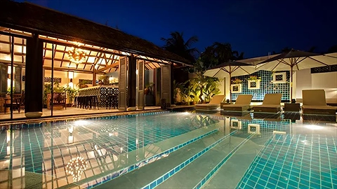 Hồ bơi ngoài trời