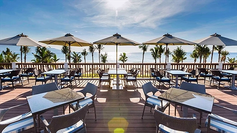 Quầy bar cạnh bể bơi