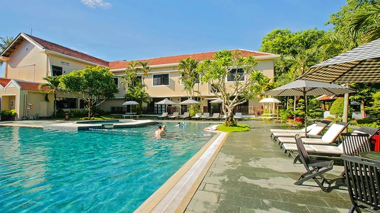 Hồ bơi ngoài trời