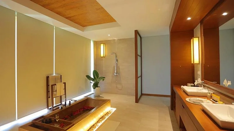 Phòng tắm Villa với bồn tắm