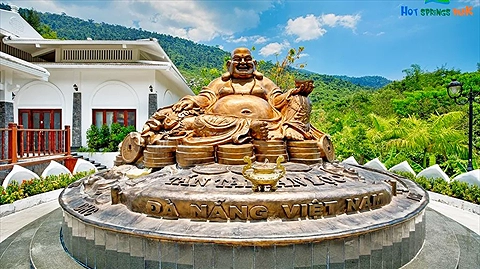 Tượng Di Lặc trong khuôn viên