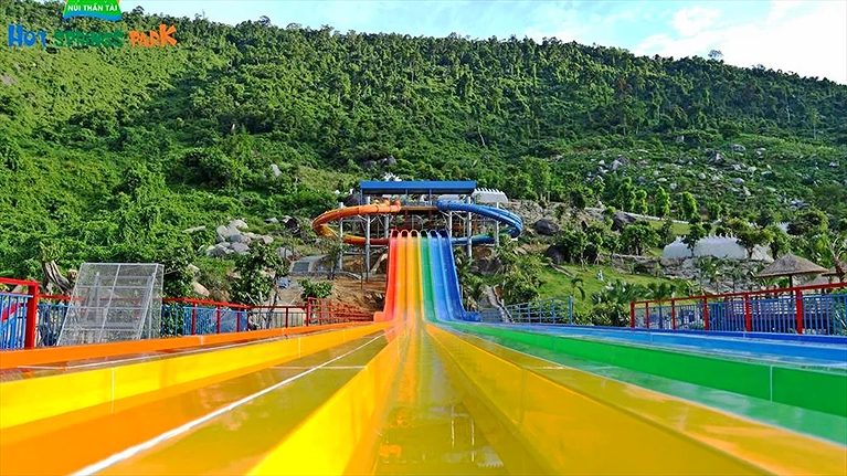 Máng trượt sắc màu