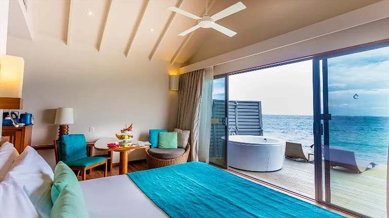 Ngâm mình trong bồn tắm tại hạng phòng sang trọng