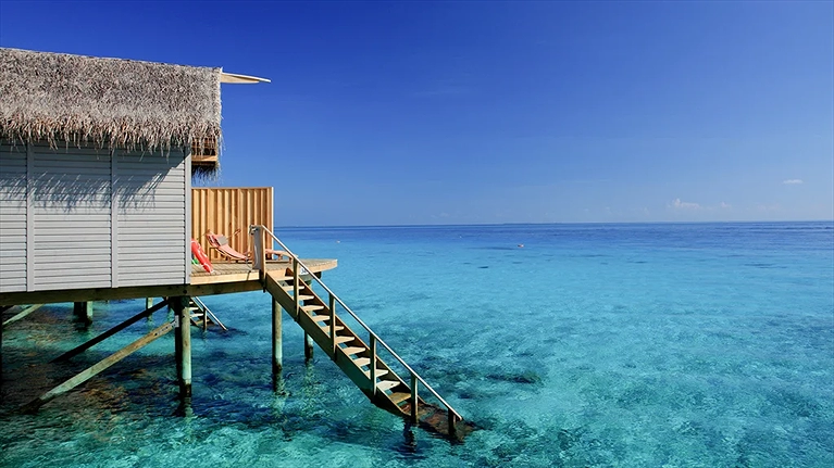 Nấc thang xuống mặt biển trong vắt