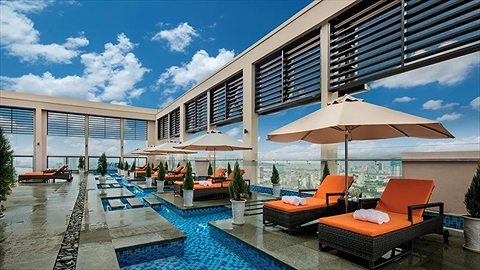 Bể bơi vô cực trên tầng thượng của Altara Suites