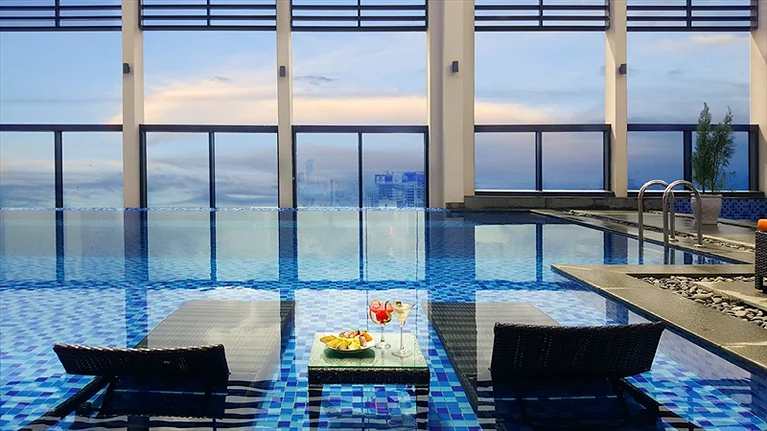 Bể bơi vô cực trên tầng thượng của Altara Suites