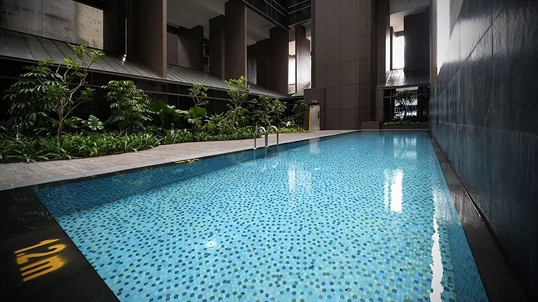 Ngâm mình thư giãn tại hồ bơi xanh mát