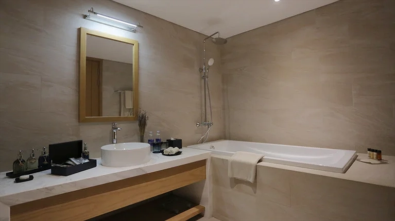 Phòng tắm Studio Suite Deluxe với bồn tắm