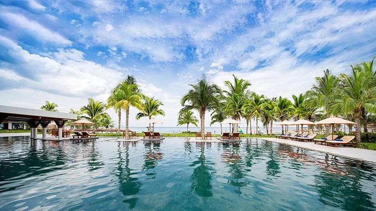 Hồ bơi sát bãi biển