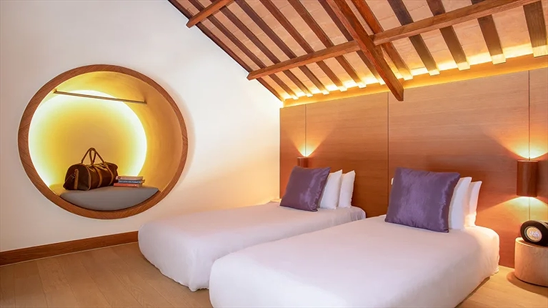 Phòng gia đình với nệm ngủ áp mái đáng yêu