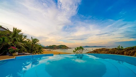 Bể bơi vô cực ngoài trời xanh ngắt màu trời