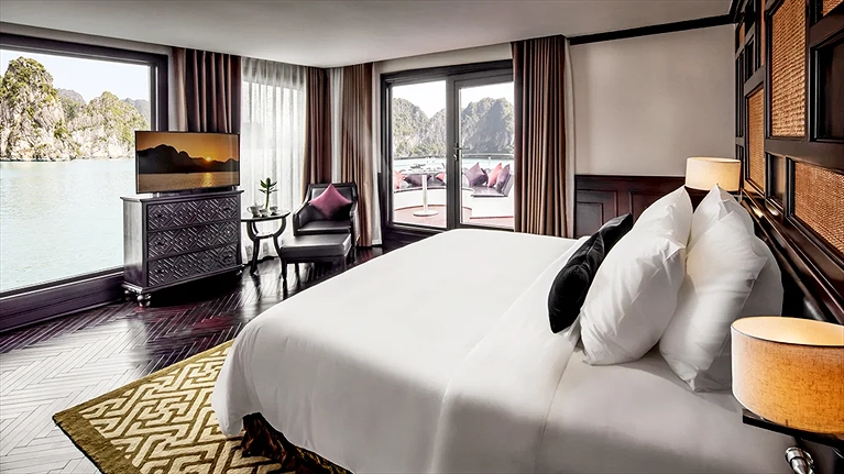 Hạng phòng Cabinet Suite với ban công ngắm trọn Vịnh