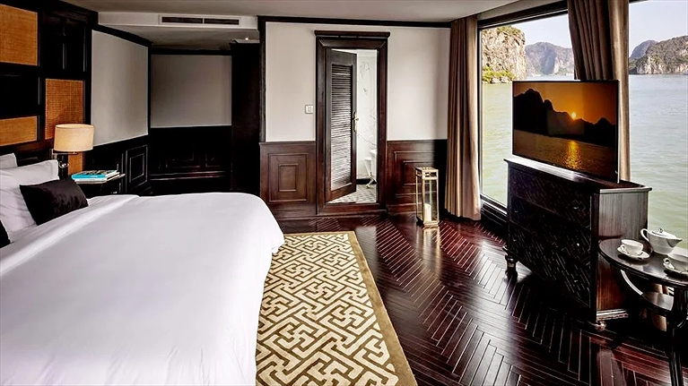 Hạng phòng Cabinet Suite với ban công ngắm trọn Vịnh